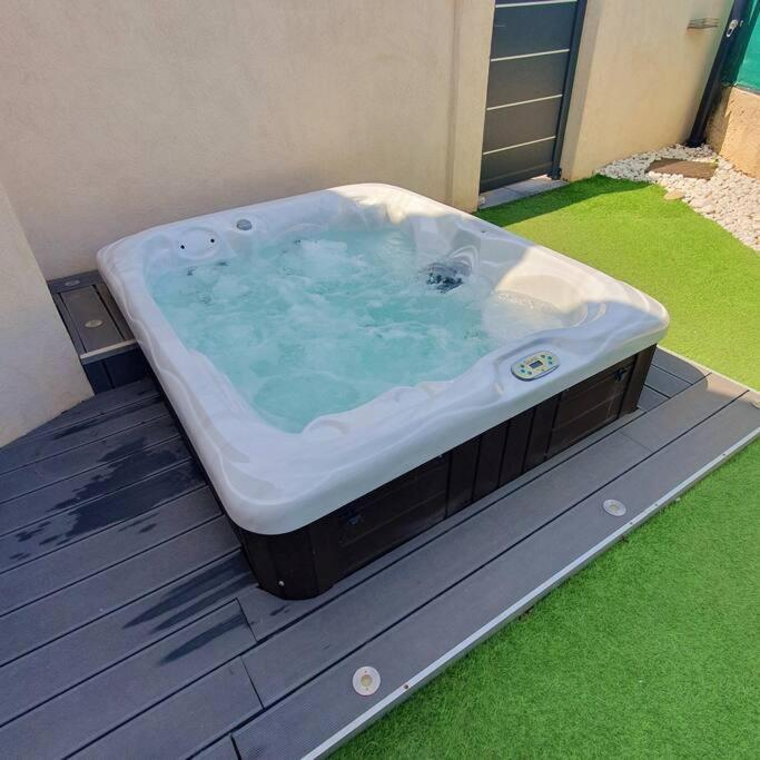 Joli Haut De Villa 3 Chambres Climatise Avec Jacuzzi Marignane Esterno foto