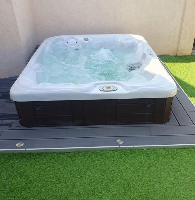Joli Haut De Villa 3 Chambres Climatise Avec Jacuzzi Marignane Esterno foto